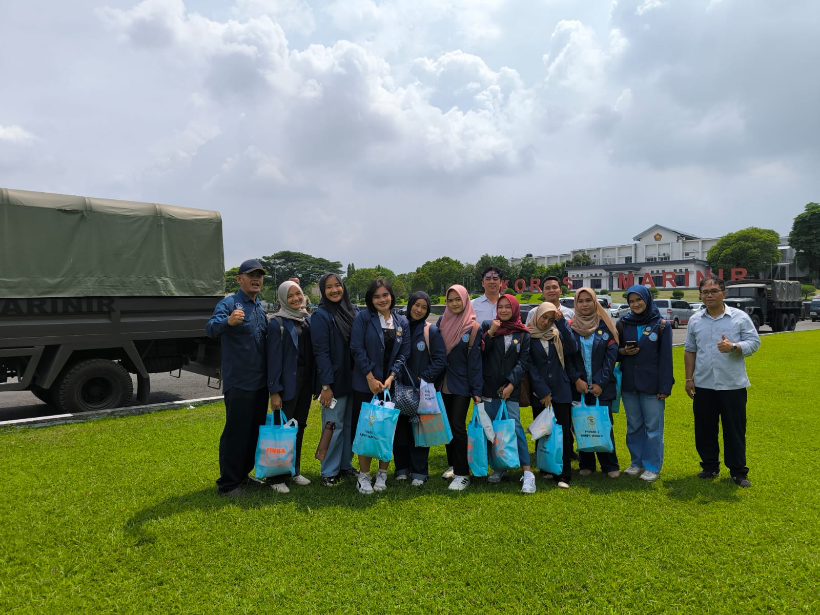 UHT Peduli dan Beraksi: Mahasiswa Turut Sukseskan Bakti Sosial HUT ke-80 Korps Marinir