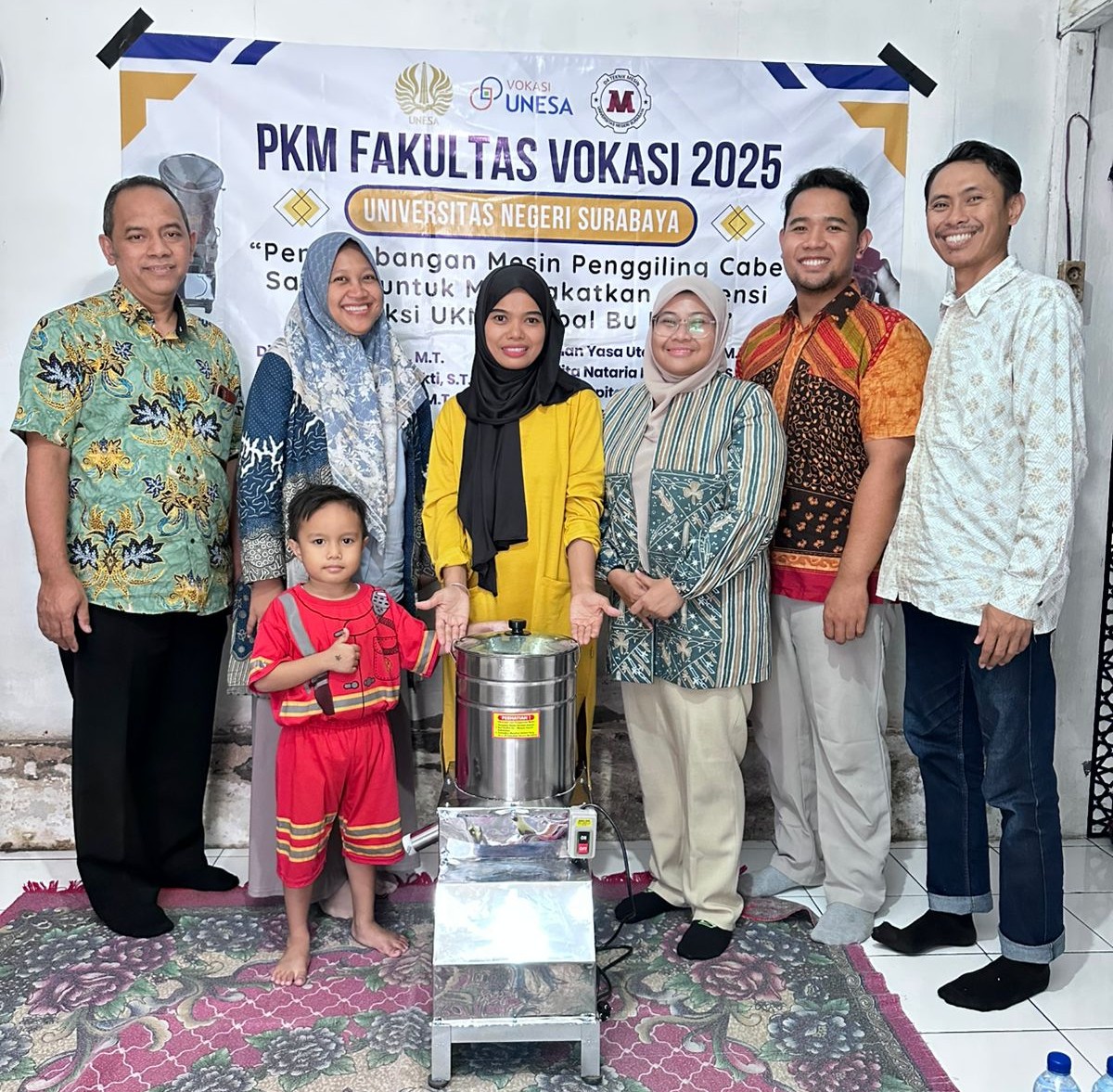 Peningkatan Teknologi di UKM Sambal Bu Misna Melalui Mesin Penggiling Cabe Karya Tim PKM Vokasi Unesa